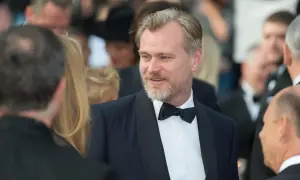 Christopher Nolan, twórca kultowych nolan filmów, w eleganckim smokingu.