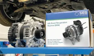 Un alterno démarreur SEG Automotive 48V est présenté à côté de sa boîte.