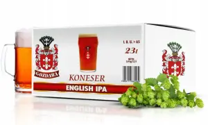 Pudełko z brewkit IPA "Koneser" Gozdawa, obok kufel piwa i szyszki chmielu.