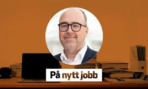 Fredrik Rosengren med glasögon, redo för ett nytt jobb. En laptop och böcker på skrivbordet.