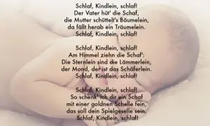 Ein schlafendes Baby, umgeben von den Zeilen eines klassischen Kinderlieds. Diese kinder schlaflieder sind perfekt zum Einschlummern.
