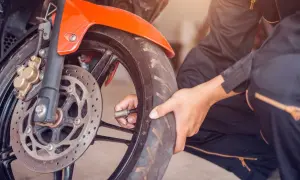 Jakie ciśnienie w oponach motocyklowych enduro? Uniknij niebezpieczeństw