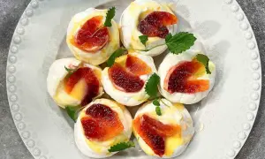 Små marängbottnar med krämig vaniljsås och blodapelsin. Ett enkelt dessert recept som passar perfekt till fikat.