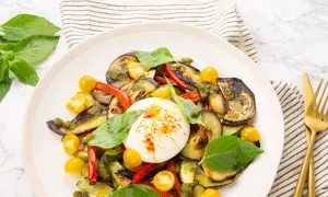 Salade colorée avec burrata crémeuse, légumes grillés et pesto. Une idée parfaite pour une recette burrata légère et savoureuse.