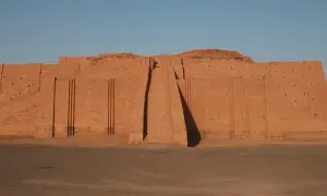 Wielka ceglana budowla, ziggurat, świadectwo potęgi Sumerów. Monumentalne schody prowadzą ku niebu.