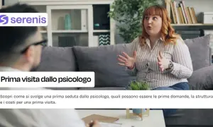 Una donna parla con uno psicologo. Immagine utile per capire le domande prima seduta psicologo e come prepararsi.