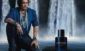 Johnny Depp przy wodospadzie, obok flakon Dior Sauvage Eau de Toilette.