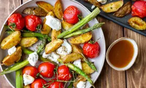 Geröstete Kartoffelspalten, Kirschtomaten und grüner Spargel mit Feta. Ein köstliches Gericht, das sich gut für Spargel Rezepte eignet.