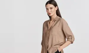 Elegancka koszula w kolorze mokka, z podwiniętymi rękawami i kieszonką na piersi.
