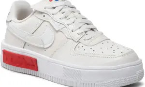 Białe buty Nike z czerwonym akcentem na podeszwie, idealne na spacer po Fontance.