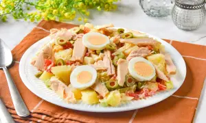Sabrosa ensalada de patatas de la abuela con atún, huevo duro y aceitunas. Un plato casero que evoca recuerdos.