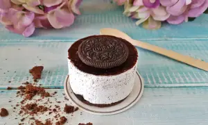 Deliziosa torta oreo con glassa al cioccolato e biscotti sbriciolati, pronta per essere gustata.