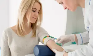 Pielęgniarka pobiera krew od pacjentki. Wyniki badań wskazują na rdw-sd podwyższone, co może wymagać dalszej diagnostyki.