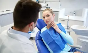 Pacjentka z zespołem Ehlersa-Danlosa konsultuje się z dentystą w sprawie problemów z zębami.