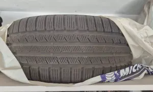 Opona motocyklowa Michelin z bieżnikiem, idealna do zadawania sobie pytania: jakie opony do motocykla wybrać na każdą nawierzchnię.