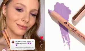 Kobieta z makijażem w odcieniach fioletu trzyma kredki do oczu. Obok swatch fioletowego kosmetyku.