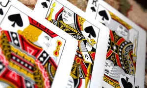 Karty do gry: Walet, Dama i Król pik. Idealne do nauki, jak się gra w kuku, albo do pokera.