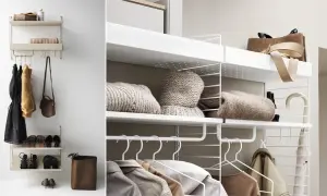 Stringhylla inspiration: kläder, väskor och skor organiserade på stilrena hyllplan. Stickade plagg och accessoarer ger en mysig känsla.