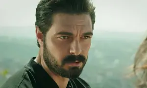 Halil İbrahim Ceyhan zamyślony, obok niego jego partnerka.