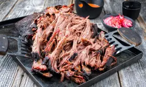 Pulled Pork: zartes, zerzupftes Rindfleisch, das langsam gegart wurde. Dieses pulled pork welches fleisch ist ein Genuss für BBQ-Liebhaber.
