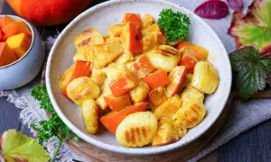 Herzhafte Gnocchi Pfanne mit Kürbis in cremiger Sauce, garniert mit Petersilie. Ein herbstliches Gericht, das wärmt.