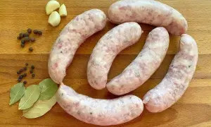 Jak sparzyć białą kiełbasę idealnie, unikając pęknięć i błędów