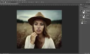 Ritratto di donna con cappello, in editing con strumento brucia e scherma in Photoshop.