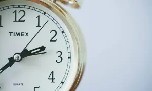 Zegar Timex pokazuje 3:10. Czas na zastanowienie, ile płatne są nadgodziny.
