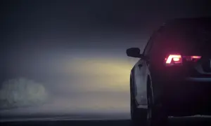 Vue arrière d'une voiture dans le brouillard, feux arrière allumés. L'emplacement des feux de voiture est bien visible.