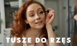 Ruda kobieta z piegami maluje rzęsy tuszem. To ten tusz do rzęs polecany przez blogerki, który daje efekt wow!