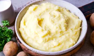 Cremiger Kartoffelbrei, perfekt für jedes Kartoffelbrei Rezept. Dazu frische Petersilie und Milch.