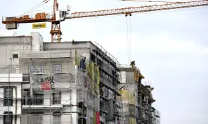 Ile zarabia deweloper? Prawda o pensjach i zyskach firm w PL.