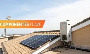 Componentes clave para saber como instalar una placa solar: paneles solares y un inversor en un tejado.