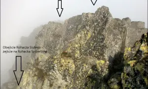 Rohacz Ostry i Rohacz Siuty w chmurach. Widok na skaliste zbocza i ścieżkę.