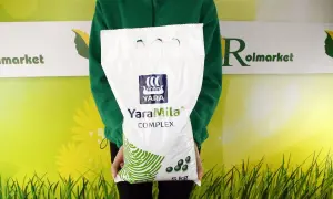 Osoba trzyma worek nawozu YaraMila COMPLEX 5kg.