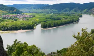 Malownicza dolina Wachau z rzeką Dunaj, winnicami i urokliwą wioską. Idealne miejsce, by zobaczyć piękno Austrii.