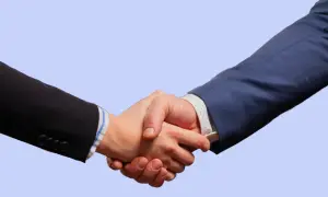 Due mani si stringono in un accordo. Le risorse umane cosa fa? Gestisce le persone, le relazioni e le opportunità.