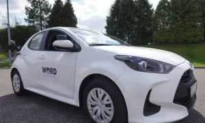 Biały samochód WORD Częstochowa, gotowy do egzaminów. Kierowcy uważajcie, by nie zbierać punktów karnych w 2026 roku!