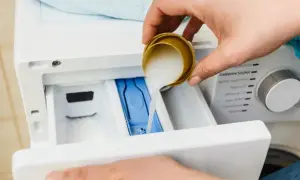 Wlewanie płynu do płukania do szuflady pralki. Upewnij się, że pralka pobiera płyn do płukania, aby ubrania były miękkie.