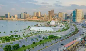 Luanda, stolica Angoli, z nowoczesnymi budynkami, palmami i zatoką.