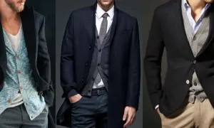Drei Männer tragen stilvolle Outfits. Links ein blauer Cardigan unter einem dunklen Mantel. Mitte ein grauer Cardigan unter einem dunklen Mantel. Rechts ein grauer Cardigan unter einem dunklen Sakko.