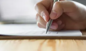 Dłoń pisze długopisem na papierze. To ostatni wpis, remanent przed zamknięciem sprawy.