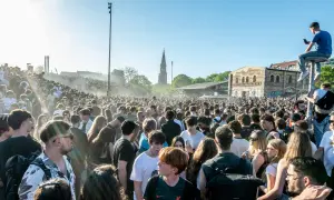 Große Menschenmenge bei einem Open-Air-Event in Berlin bei Sonnenschein.