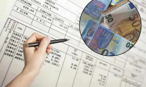 Busta paga con mano che indica voci e banconote in euro. Un promemoria sulle detrazioni lavoro dipendente.