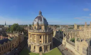 Widok na zabytkowe budynki Oxfordu z kopułą Radcliffe Camera. Zastanawiasz się, ile kosztuje Oxford?