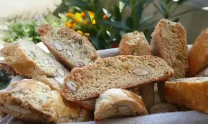 Délicieux cantuccini moelleux aux amandes, parfaits pour accompagner un café. Une recette facile à réaliser.