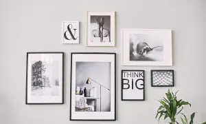 Obraz tryptyk: czarno-białe grafiki na ścianie, w tym znak "&", kobieta z warkoczami, zimowy krajobraz, biurko z lampą, napis "THINK BIG" i zbliżenie na plaster miodu.