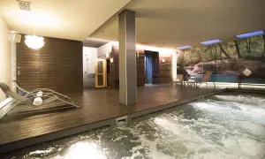 Relájate en este spa nocturno en Valencia. Disfruta de la piscina de hidromasaje, tumbonas y un ambiente de cascada.
