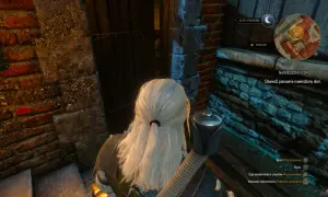 Geralt stoi przed drzwiami nawiedzonego domu w Wiedźminie 3. Czekają go mroczne sekrety i niebezpieczeństwa.