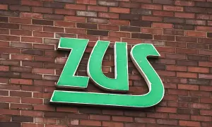 Zielone litery ZUS na ceglanej ścianie. To znak rozpoznawczy placówki, gdzie załatwia się sprawy związane z emeryturami i rentami.